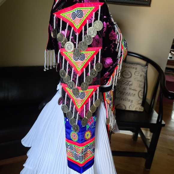 Hmong outfit embroidered - Picture 4 of 4